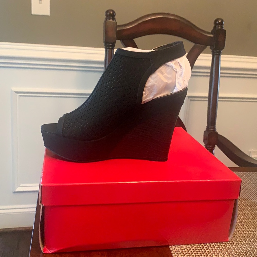 Brand New never worn Guess sandal.